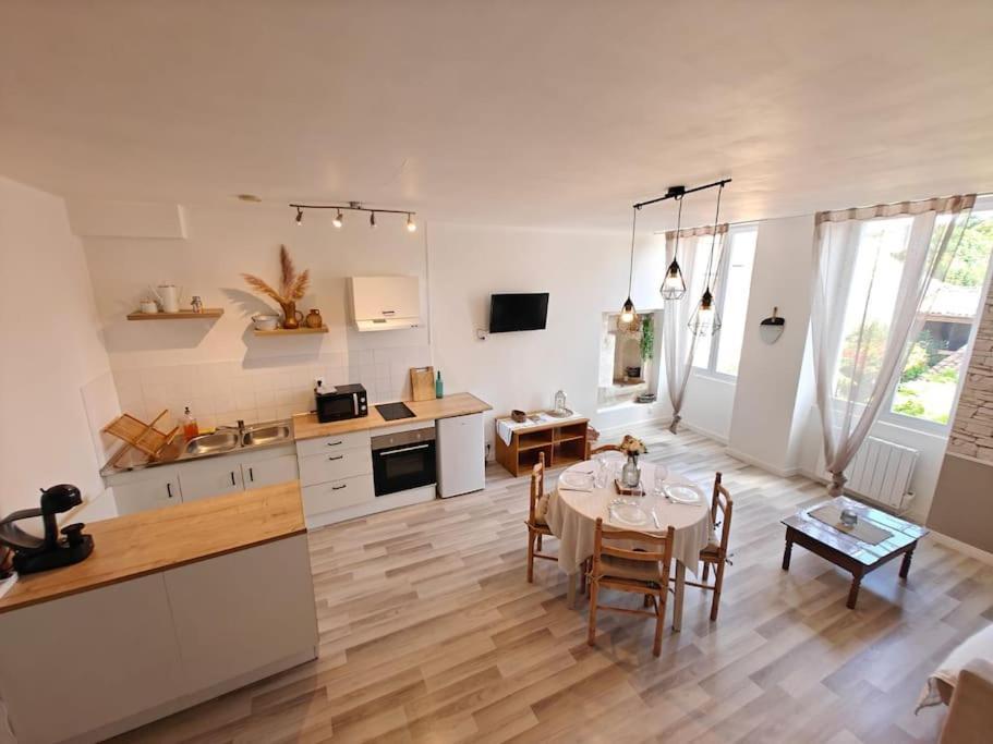 Le Duplex Du Centre - Ideal Pour Un Sejour Detente ! Saint-Savinien Εξωτερικό φωτογραφία